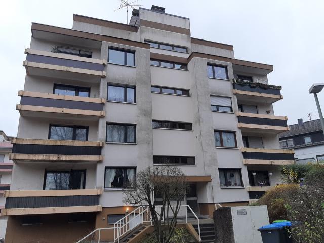 Ein gro&szlig;es Mehrfamilienhaus mit Balkonen, Treppen und neu abgeschlossenen Malerarbeiten. Thomas Jung Maler- & Stukkateurbetrieb aus Spiesen