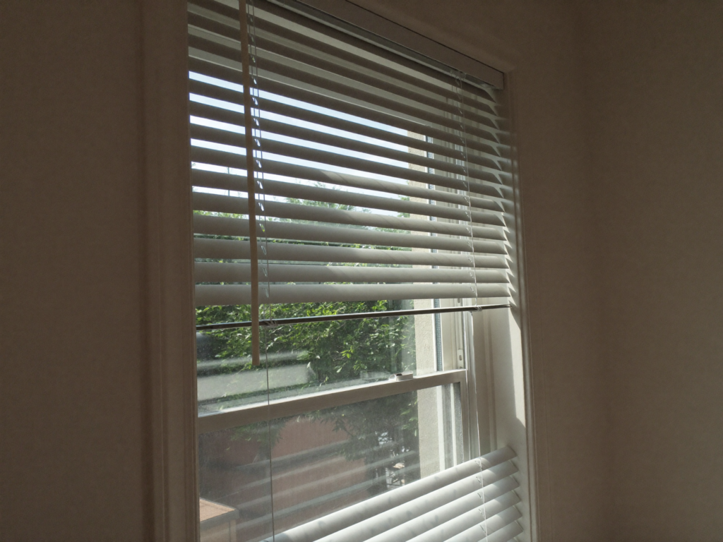 Jalousie am Fenster zur stufenlosen Lichtregulierung