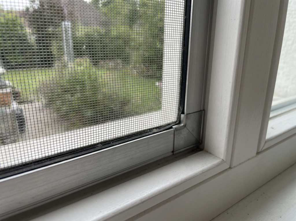 Insektenschutz-Spannrahmen im Fensterrahmen