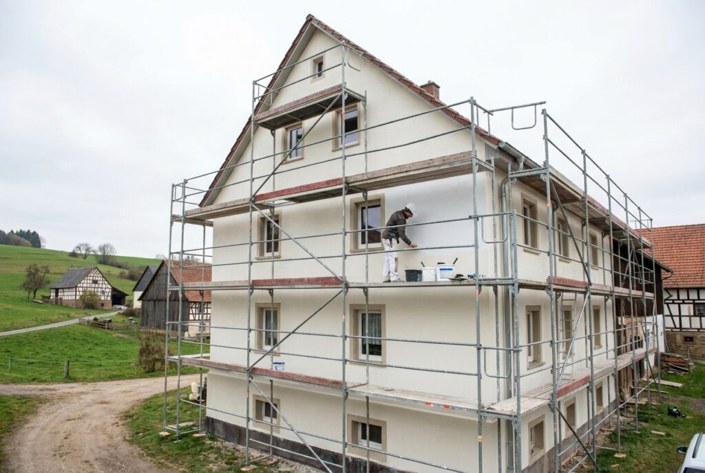Maler streicht Fassade eines Hauses in Kirchheim — Maler Lauer