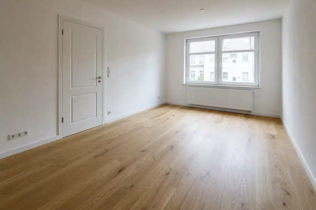 Nachher: neu verlegter Eichen-Dielenboden im sanierten, frisch gestrichenen Raum