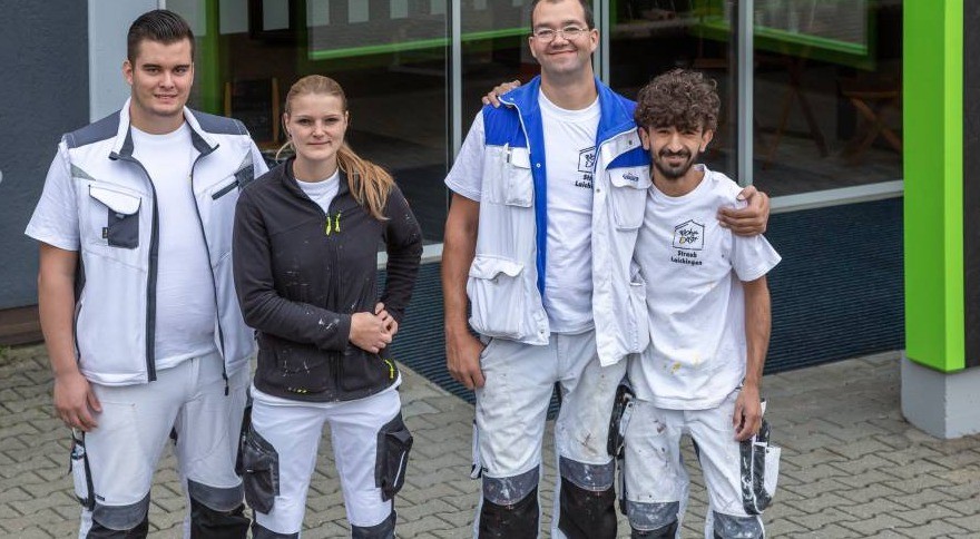 Das Malerteam von Wohndecor Straub in Arbeitskleidung